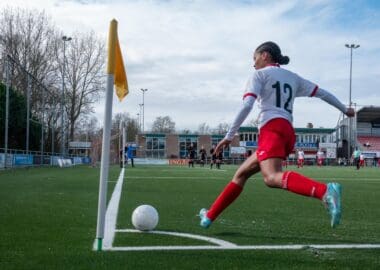 VALSE START VOOR VROUWEN 1 IN DE COMPETITIE
